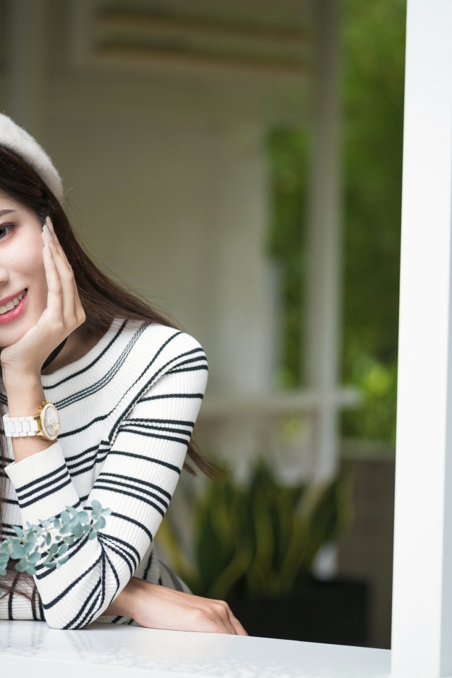 Красивая девушка азиатка в белом берете