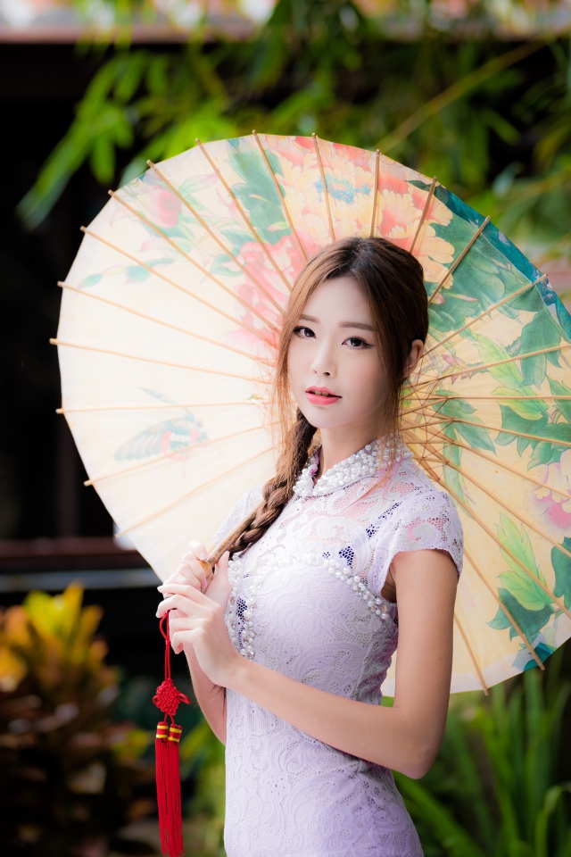Красивая девушка азиатка в белом платье с зонтом
