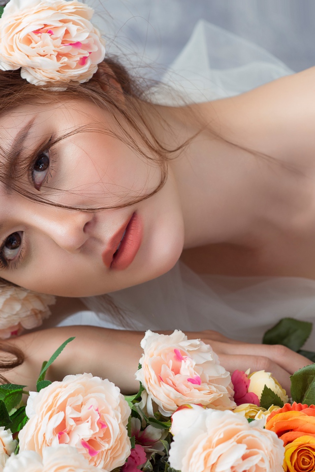 Красивая девушка азиатка с цветами в волосах 