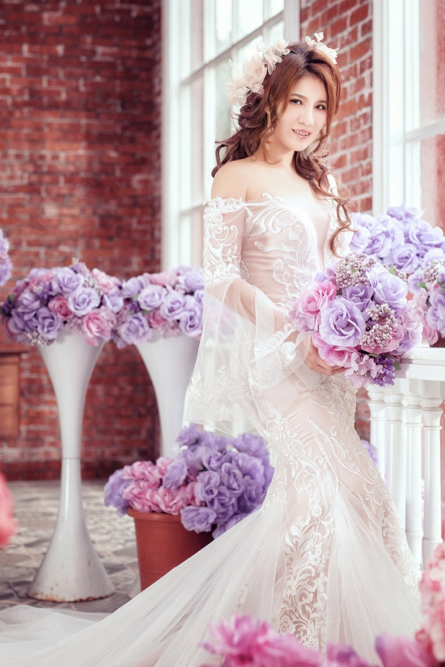 Красивая азиатка в свадебном платье с цветами