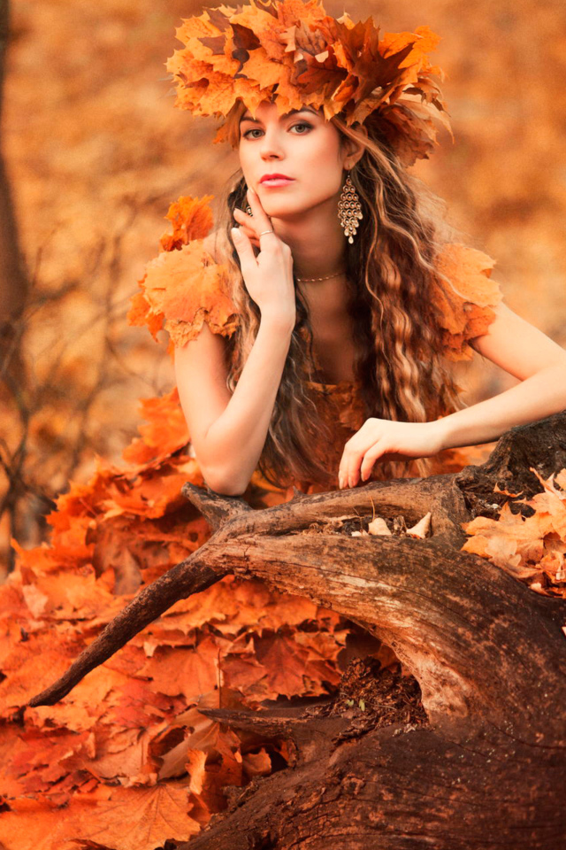 Красивая девушка осень в костюме из желтых листьев 