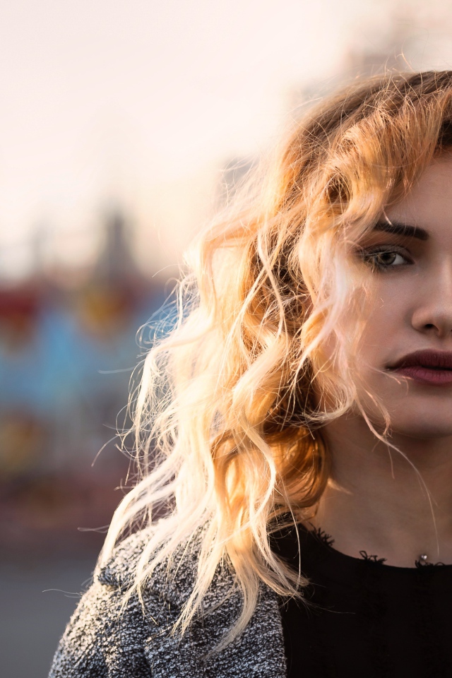 Красивая девушка блондинка в свете солнца