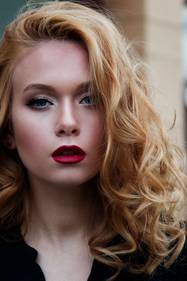 Красивая блондинка модель с голубыми глазами