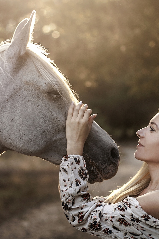 Красивая девушка блондинка с лошадью