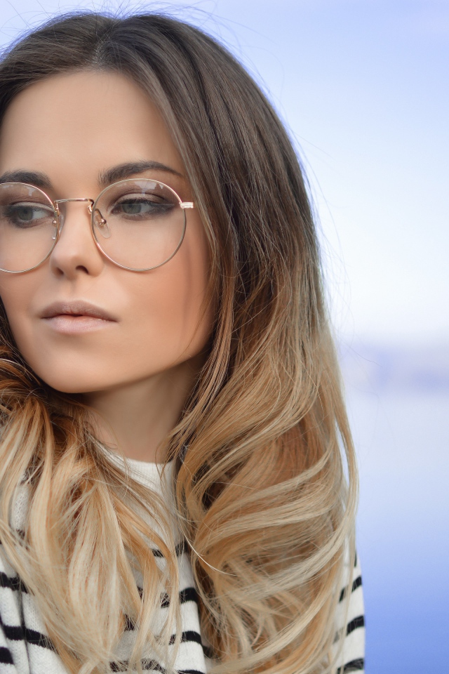 Красивая девушка блондинка в очках 