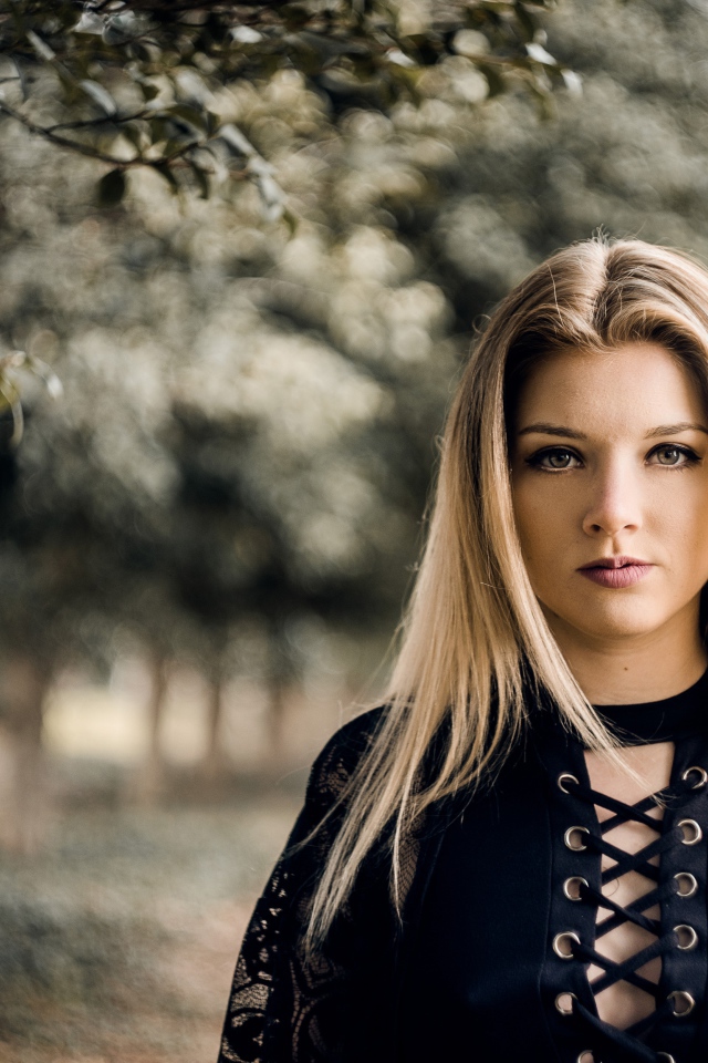 Красивая блондинка в черном платье 