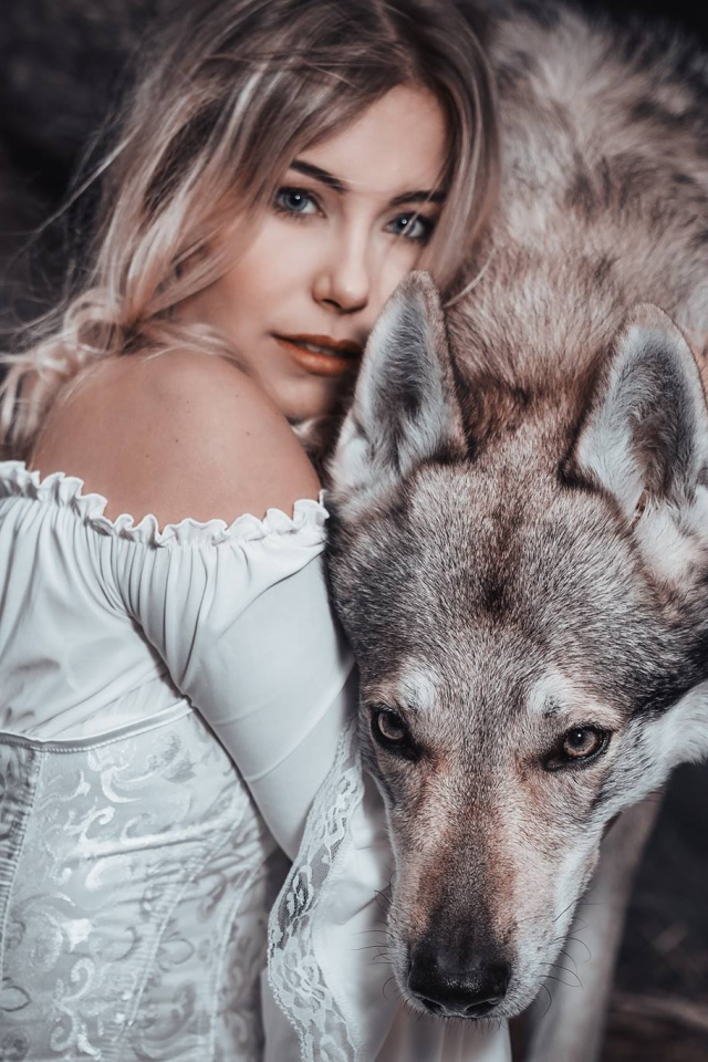 Красивая блондинка в белом платье с волком