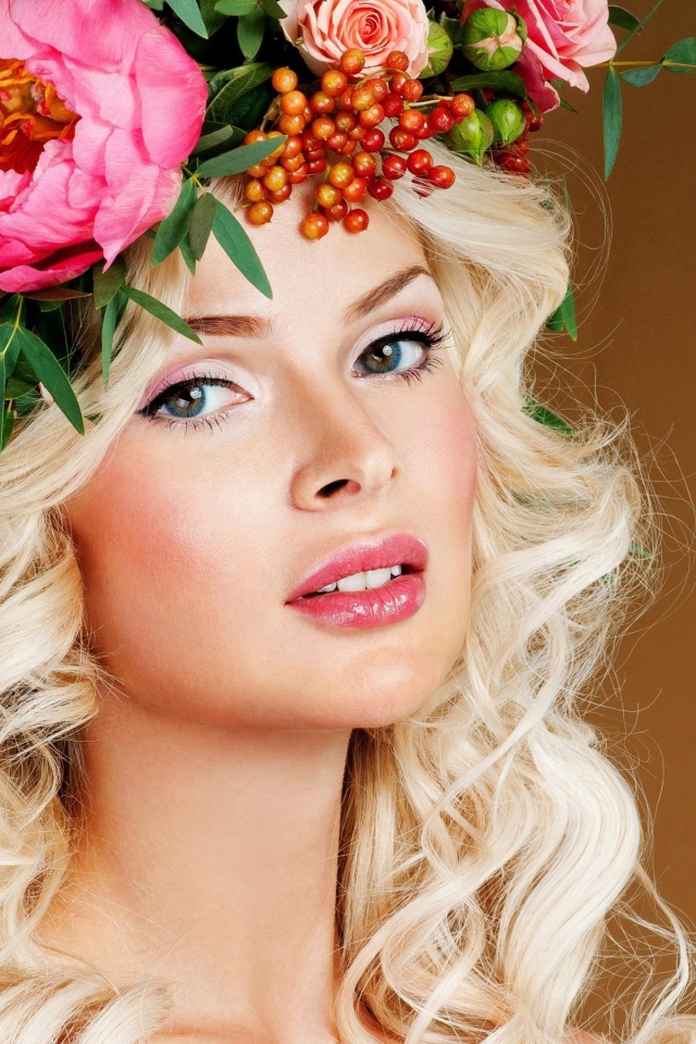 Красивая блондинка с красивым венком на голове