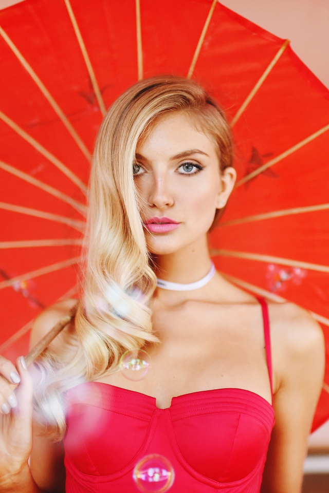 Красивая блондинка с красным зонтом