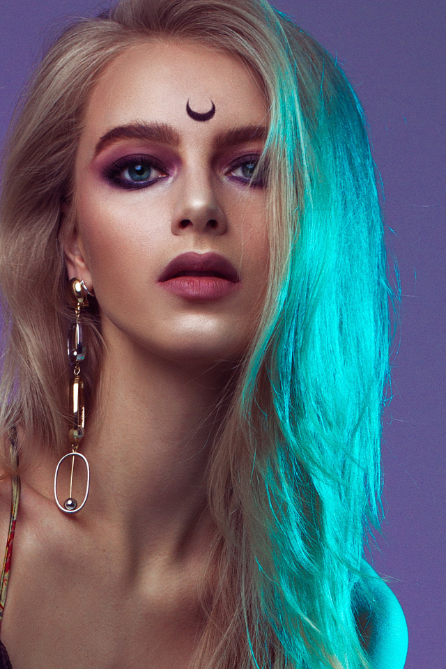 Красивая блондинка с татуировкой на лбу