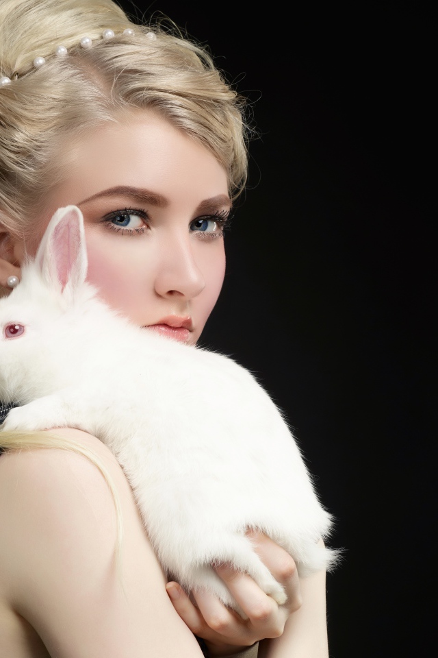 Красивая блондинка с белым кроликом на плече