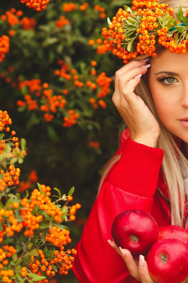 Красивая блондинка с венком из рябины на голове