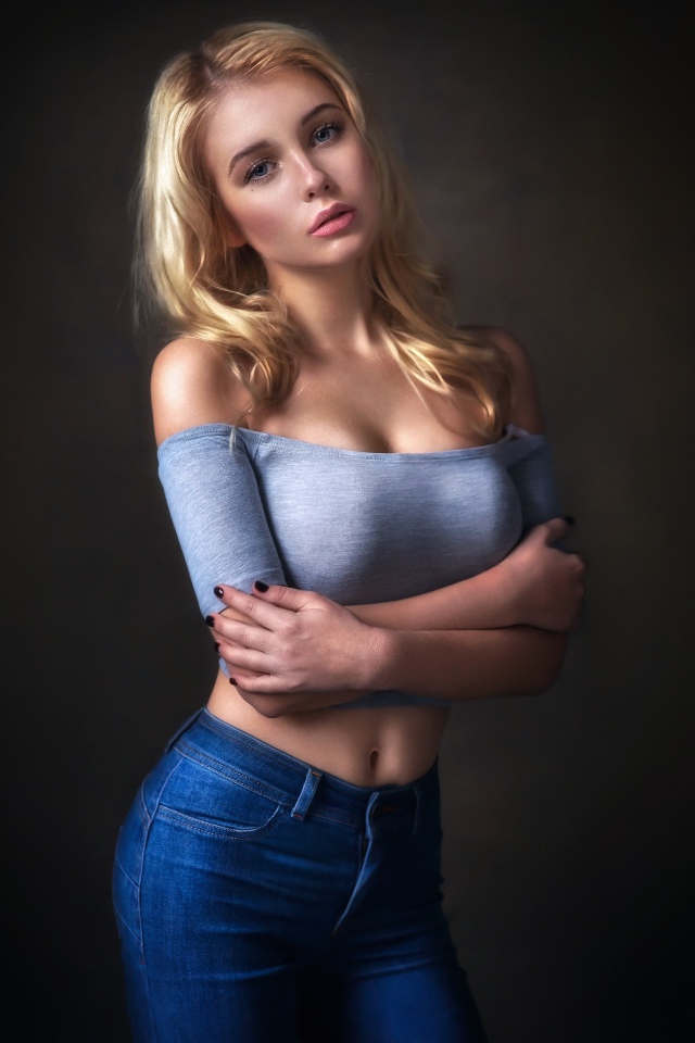 Красивая блондинка с синих джинсах