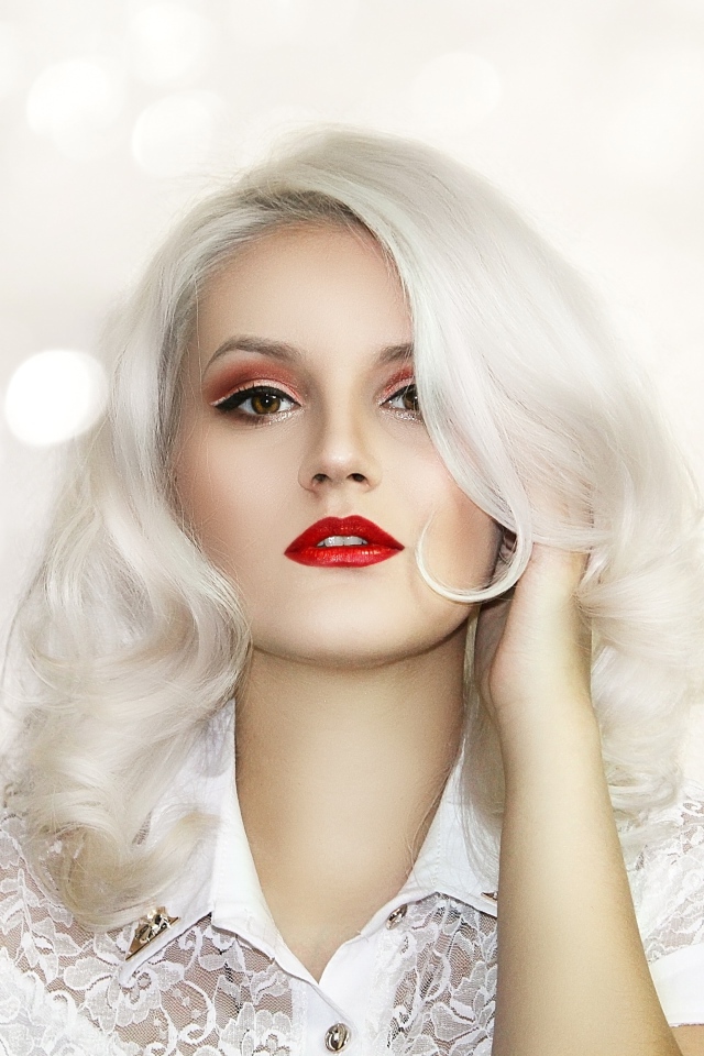 Красивая блондинка с ярким макияжем
