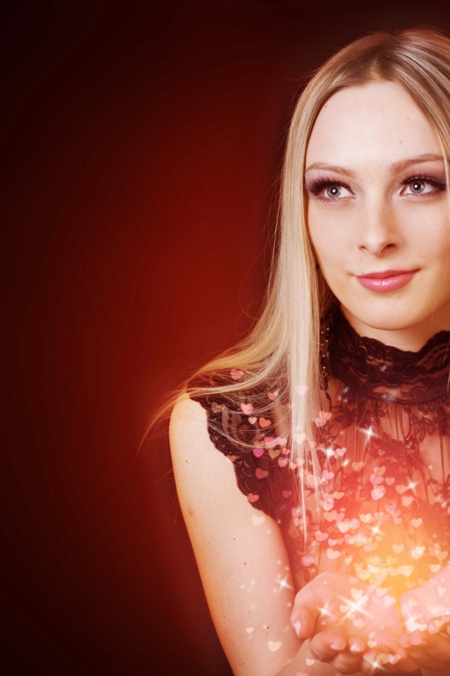 Красивая голубоглазая блондинка на красном фоне