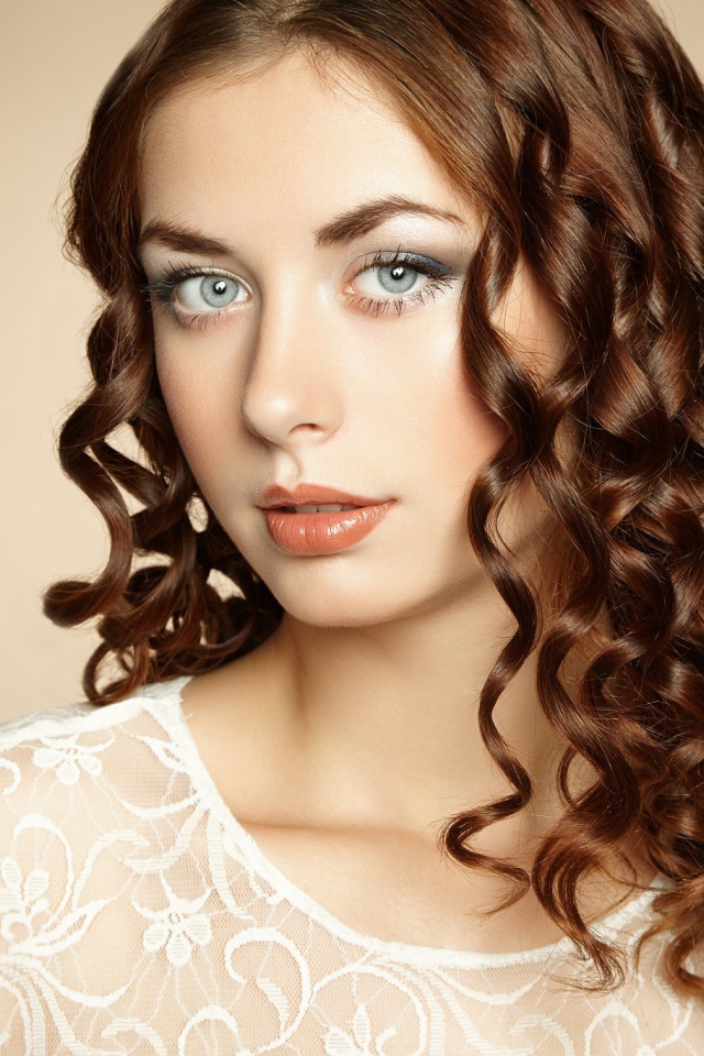 Красивая голубоглазая девушка шатенка в белом наряде