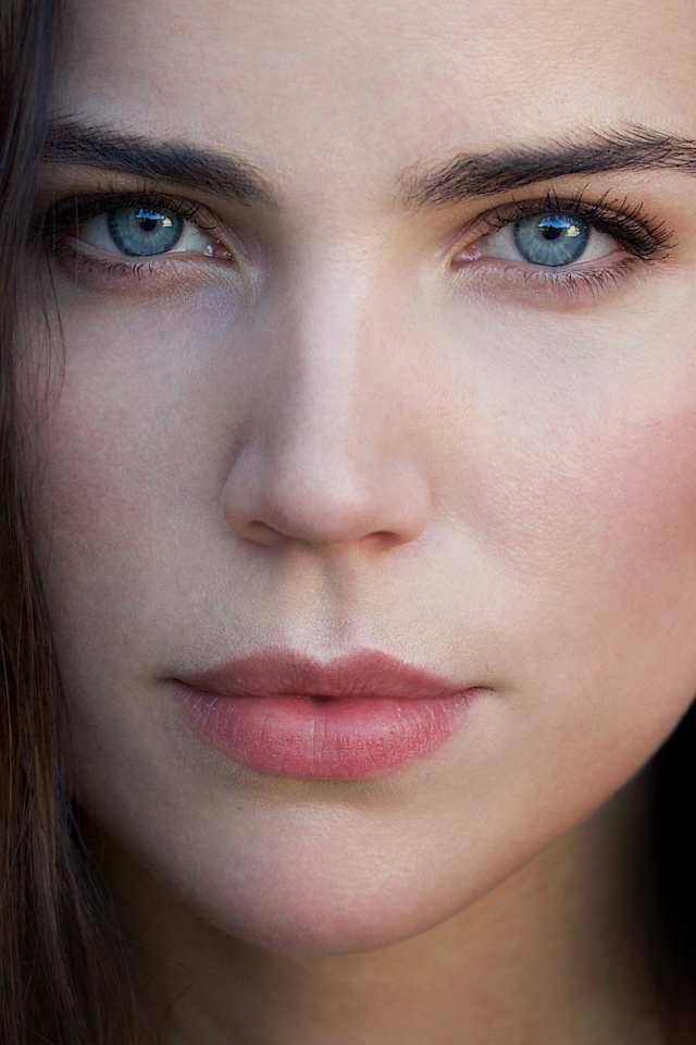 Красивая голубоглазая шатенка крупным планом 