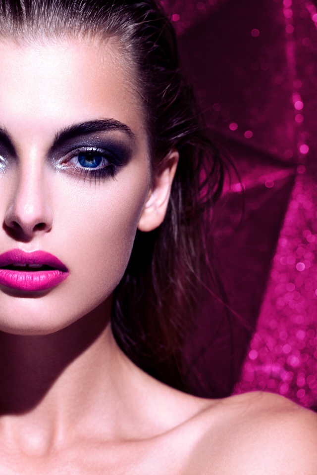 Красивая голубоглазая брюнетка с макияжем на сиреневом фоне