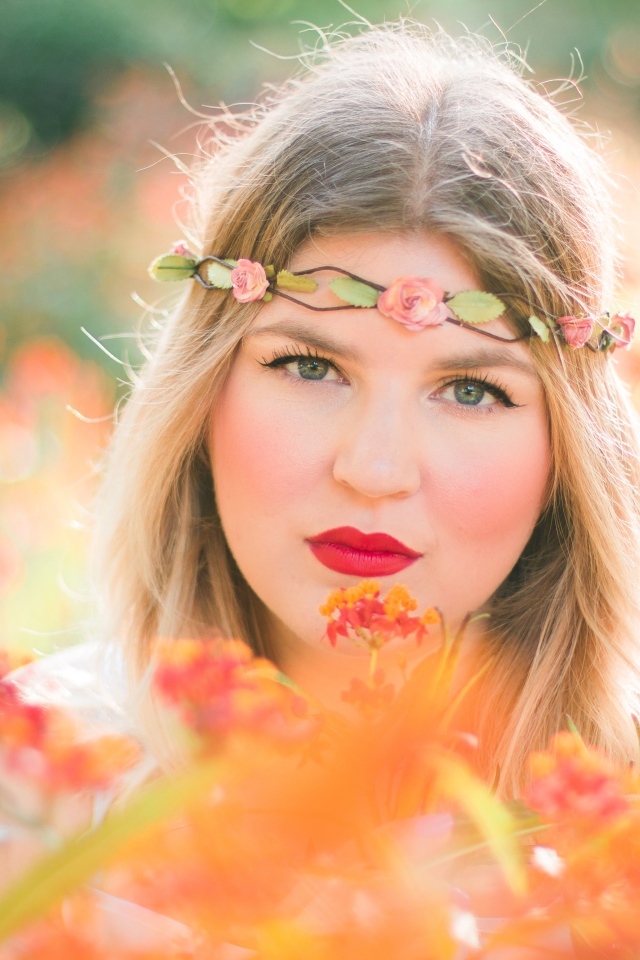 Красивая голубоглазая девушка в красных цветах