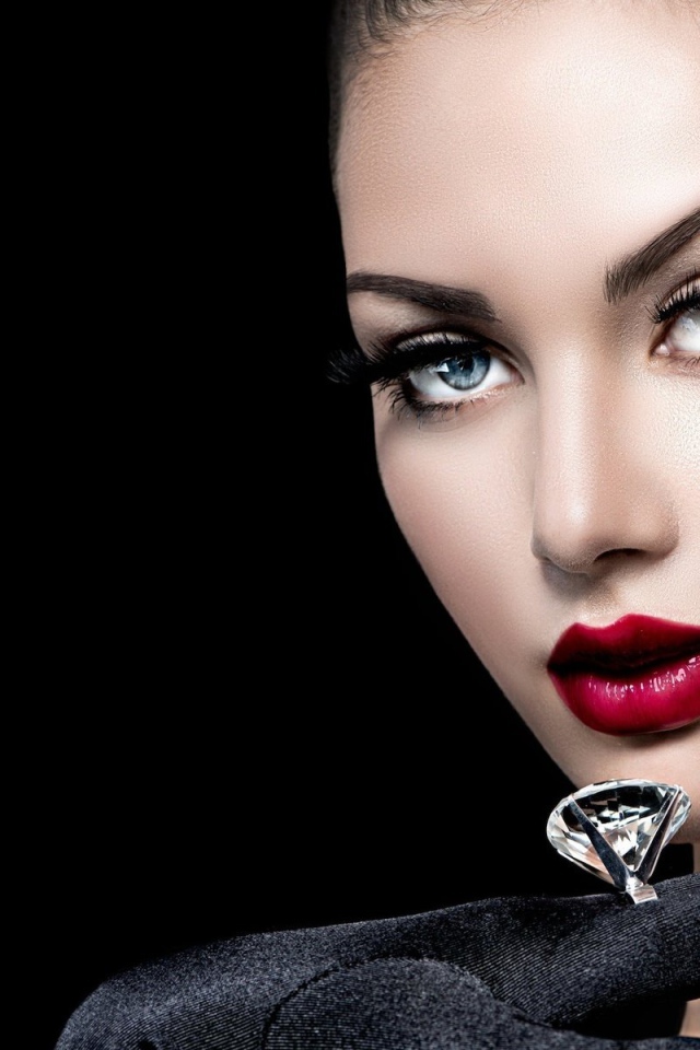 Красивая голубоглазая девушка с кольцом на пальце на черном фоне