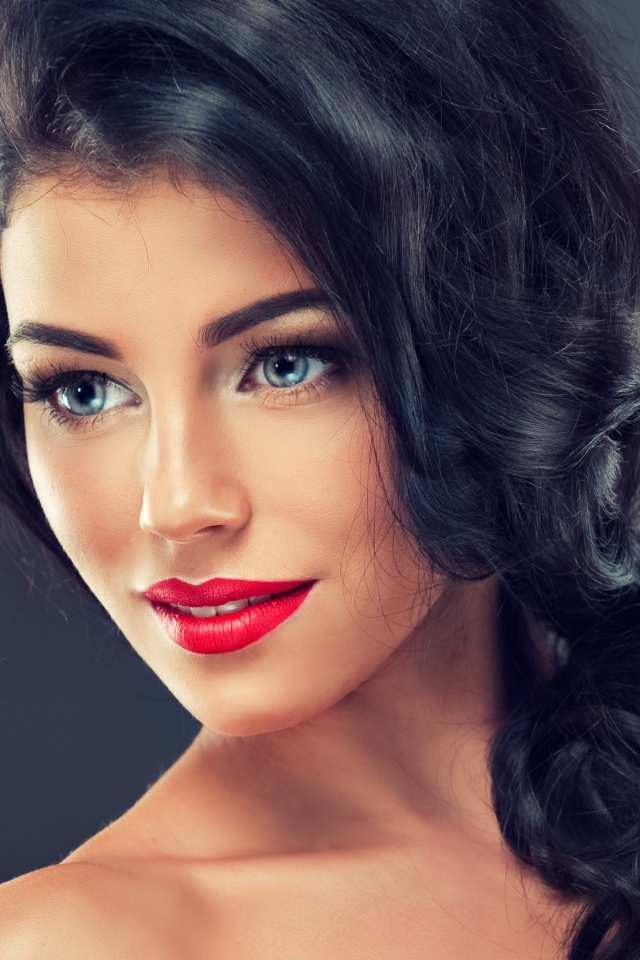 Красивая голубоглазая девушка с длинными черными волосами