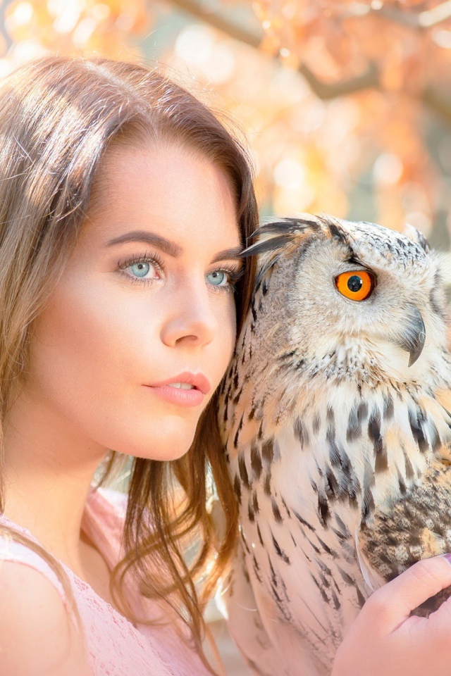 Красивая голубоглазая девушка с совой