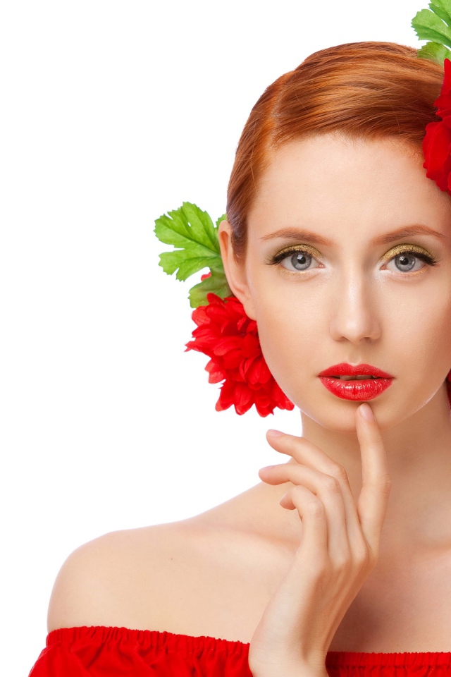 Красивая яркая девушка с красными цветами в волосах на белом фоне