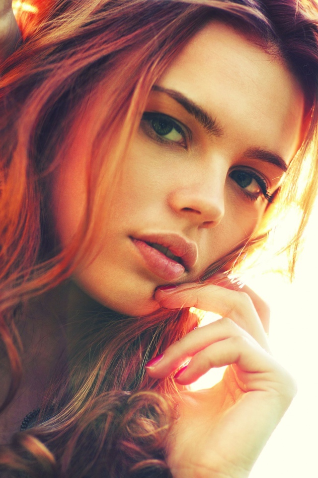 Красивая яркая рыжеволосая девушка с зелеными глазами