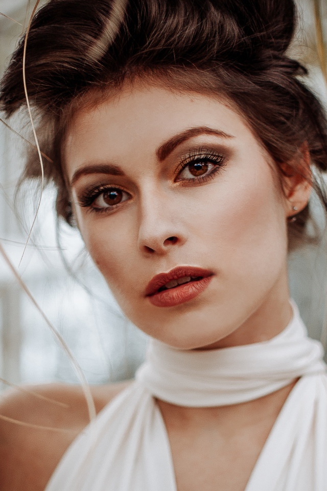 Красивая кареглазая шатенка у дерева