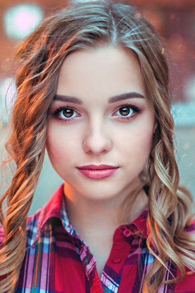 Красивая кареглазая девушка с прической 