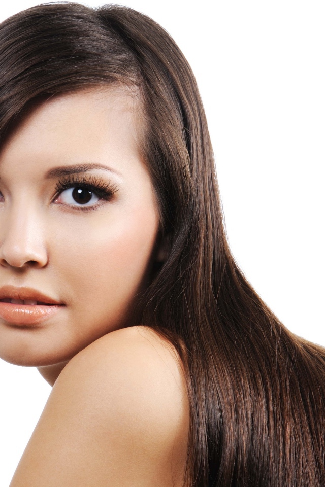 Красивая кареглазая длинноволосая девушка на белом фоне 