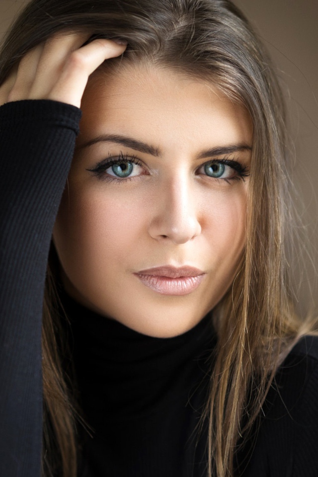 Красивая шатенка в черном свитере 