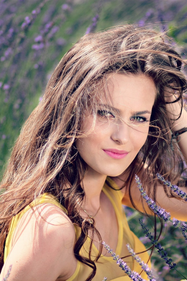 Красивая шатенка в цветах лаванды