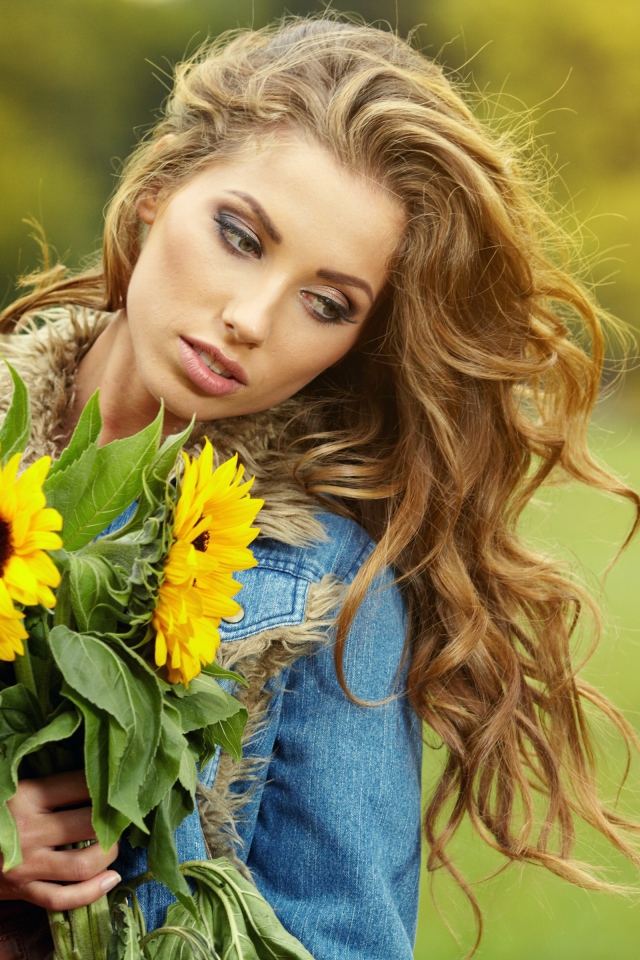 Красивая шатенка с букетом подсолнухов