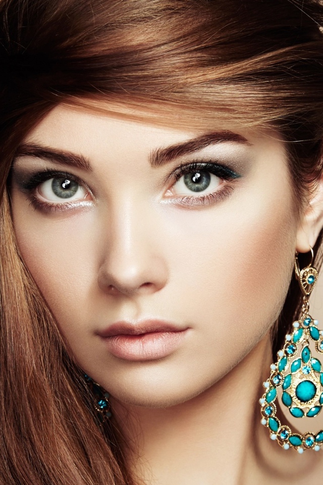 Красивая шатенка с большими серьгами с бирюзой