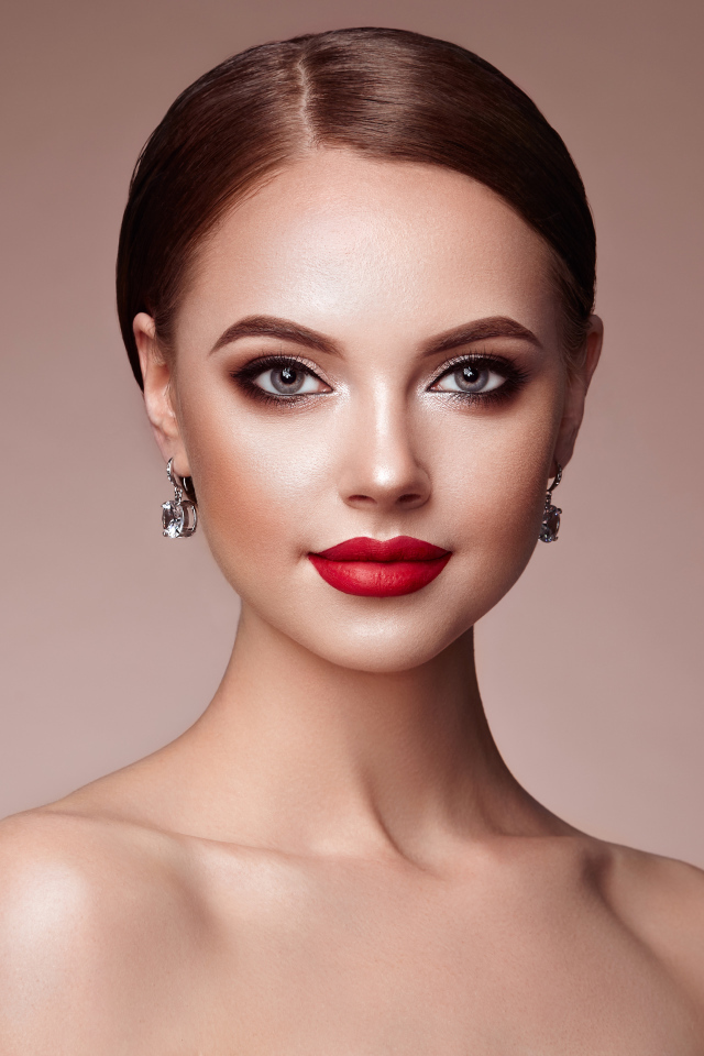 Красивая шатенка с ярким макияжем