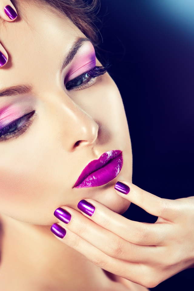 Красивая шатенка с фиолетовым макияжем