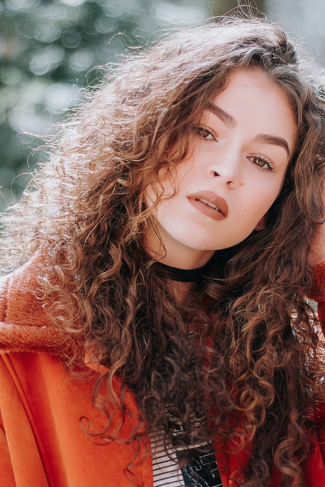 Красивая девушка шатенка в красной куртке