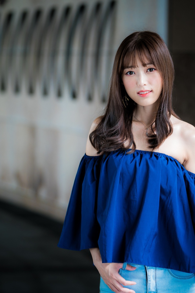 Красивая брюнетка в синем