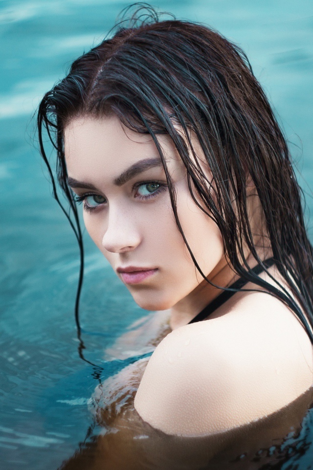 Красивая брюнетка в воде