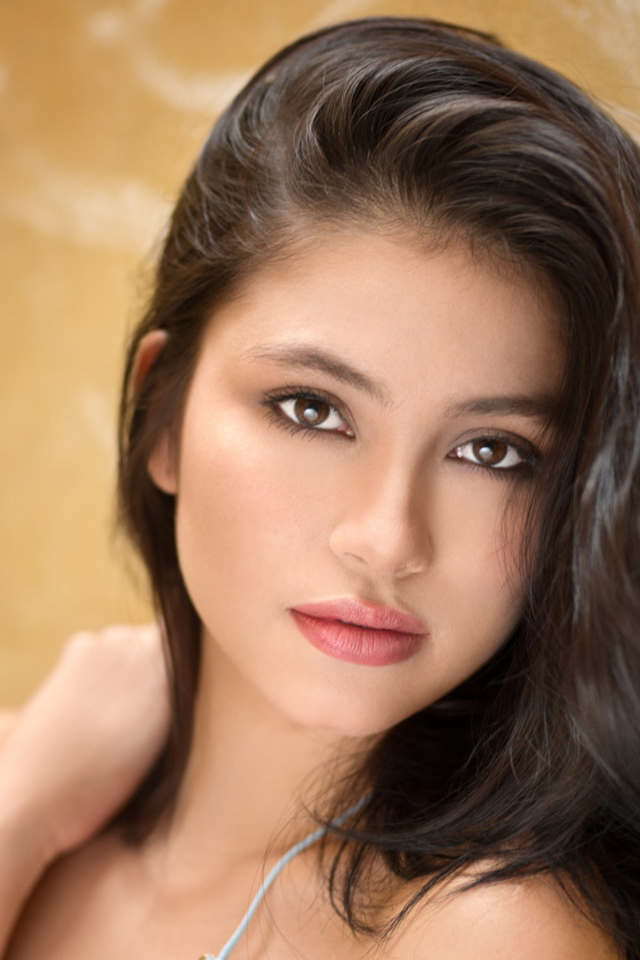 Красивая брюнетка на фоне стены 