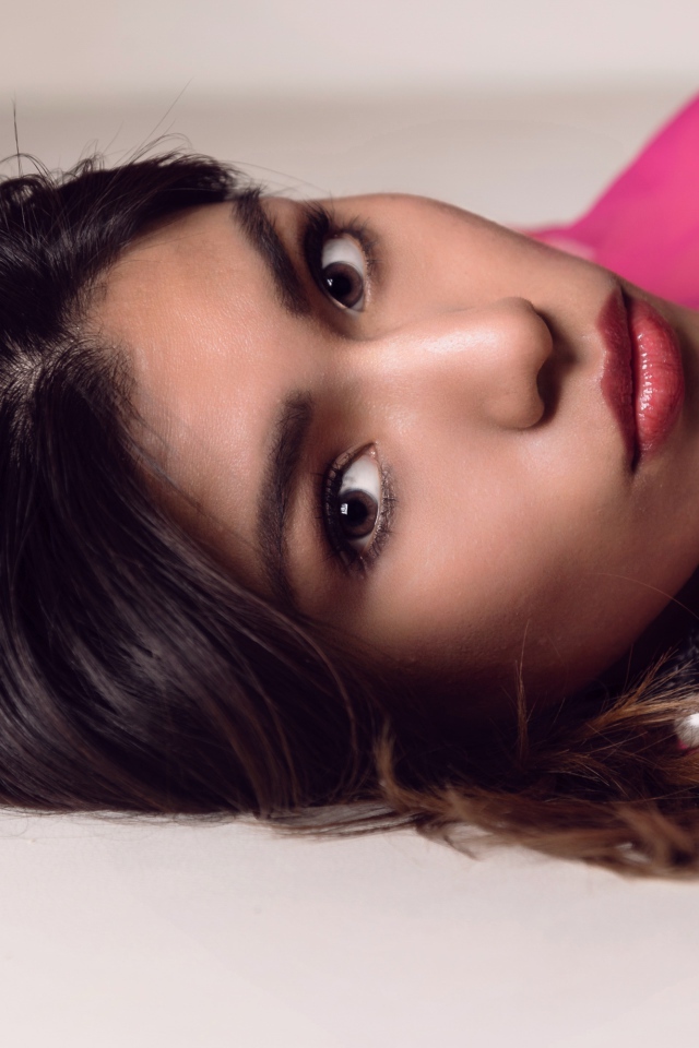 Красивая брюнетка с большими бусами на шее