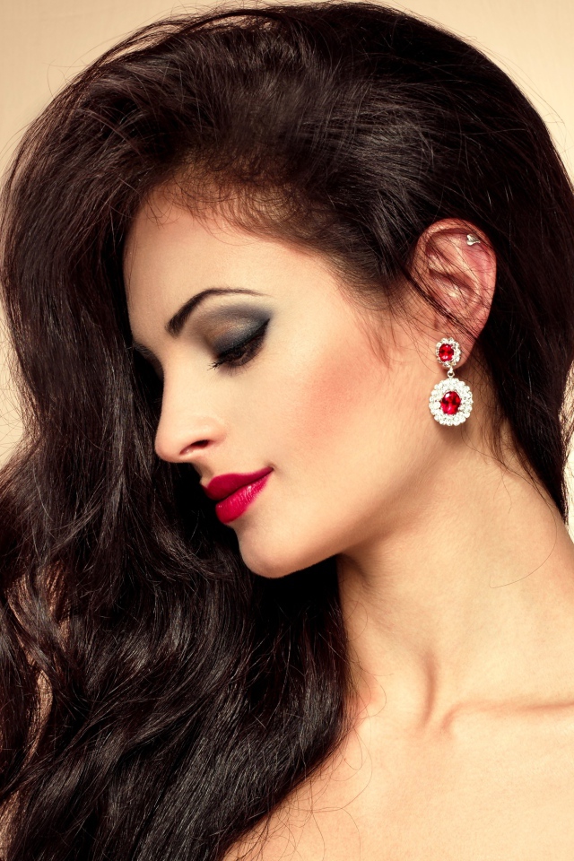 Красивая брюнетка с дорогими серьгами в ушах
