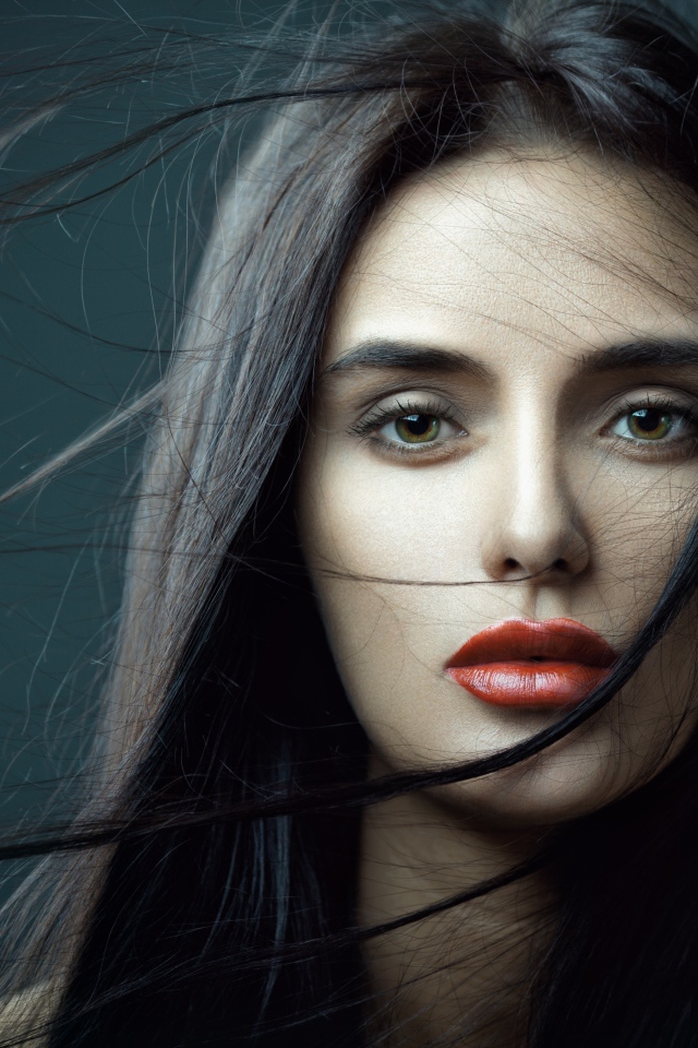 Красивая брюнетка с развевающимися волосами