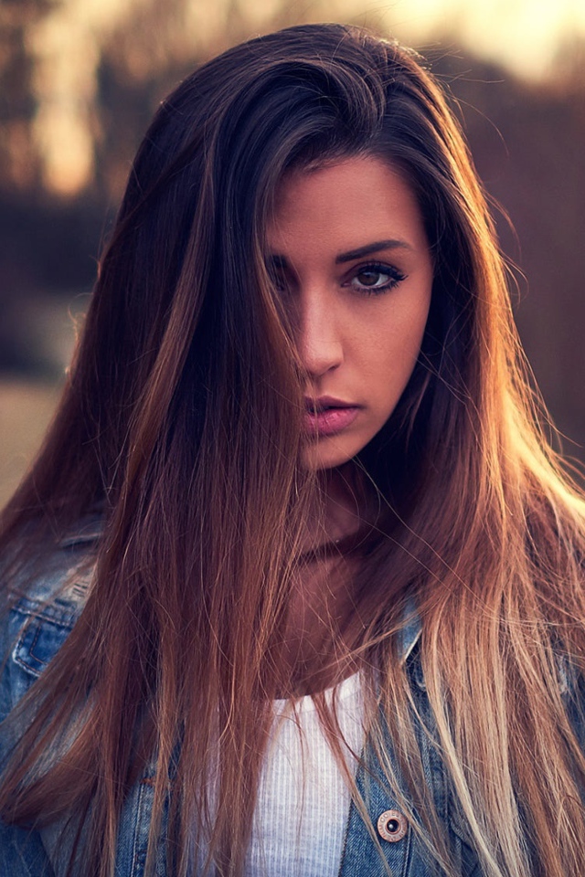 Красивая брюнетка с волосами на лице