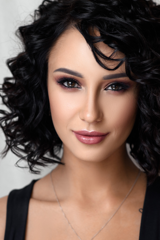 Красивая брюнетка с макияжем