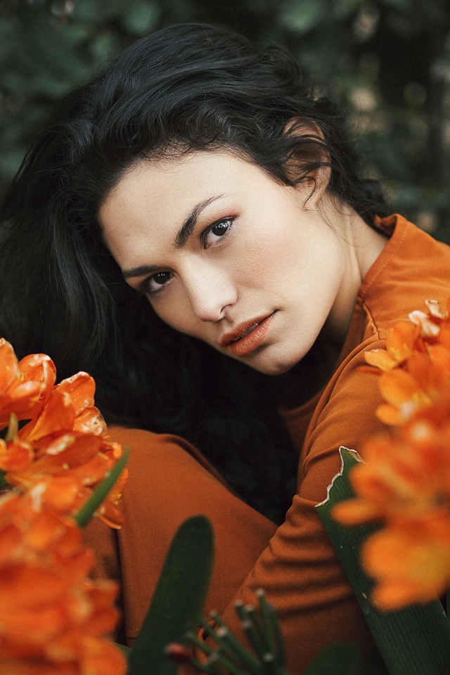 Красивая брюнетка с оранжевыми цветами