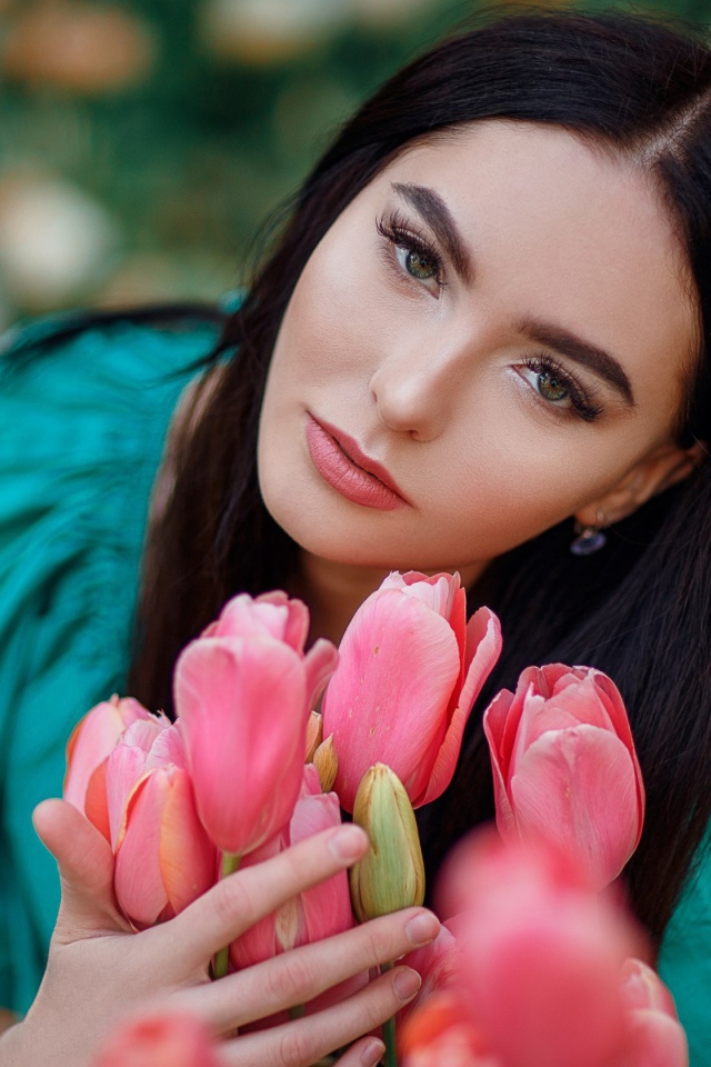 Красивая брюнетка с розовыми тюльпанами 