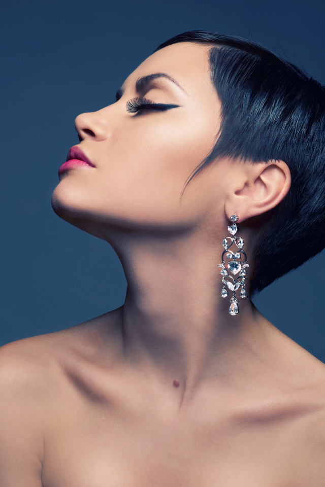 Красивая брюнетка с короткой стрижкой и красивыми серьгами