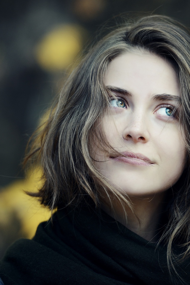 Красивая задуманная брюнетка в черном шарфе